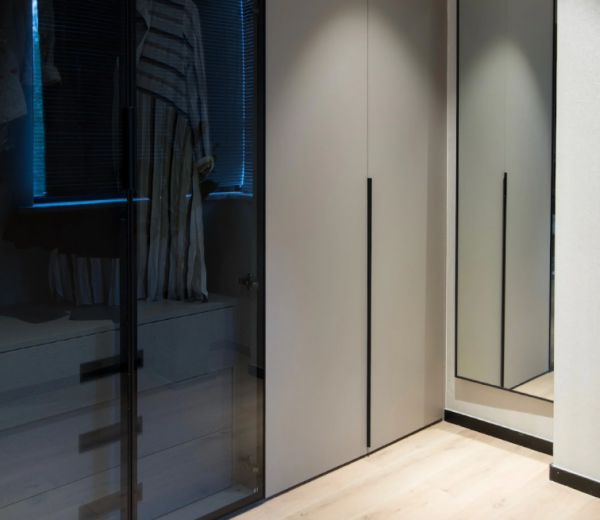 Lemari dengan Kaca Bergaya Pintu Pabrik